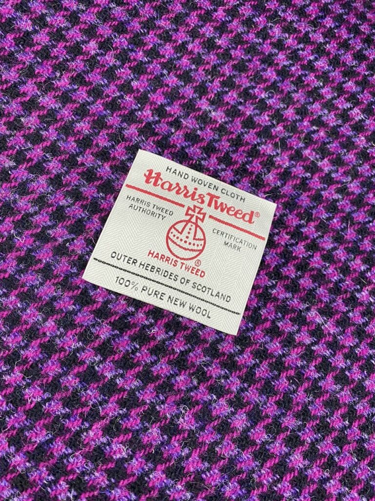 Étiquette officielle Harris Tweed sur un tissu en laine certifié.