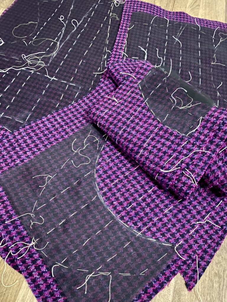 Éléments d’une veste en Harris Tweed préparés avec une construction traditionnelle et un matelassage à la main.