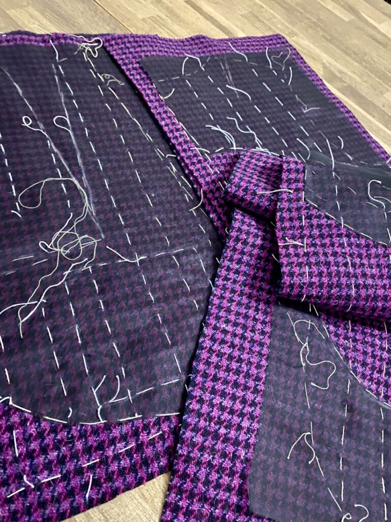 Construction intérieure d’une veste en Harris Tweed avec organza de soie et matelassage réalisé à la main.